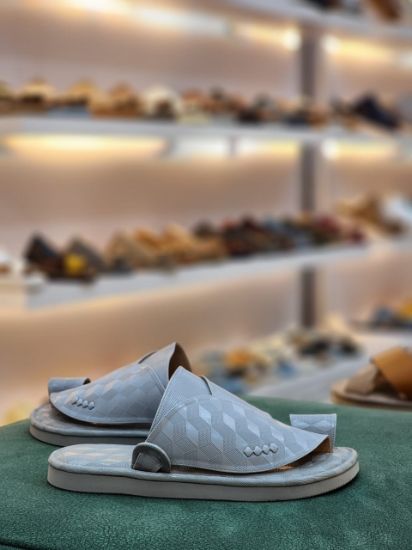 صورة شرقي جلد فاخر منقوش مديل س63